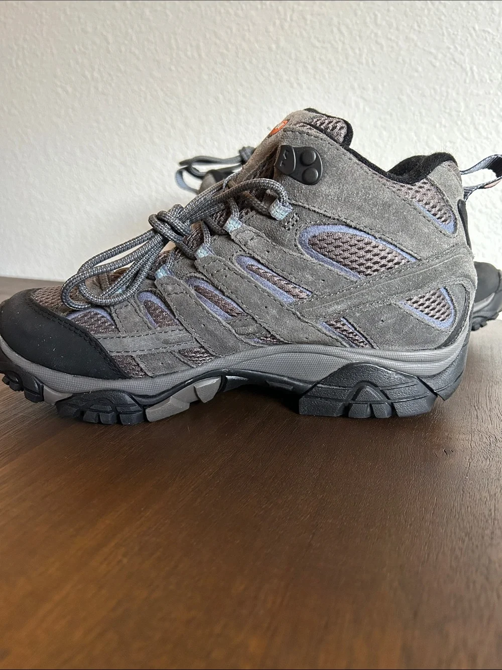 Merrell Moab 2 Mid hiking boots 8.5 in mint condition like new. Waterproof